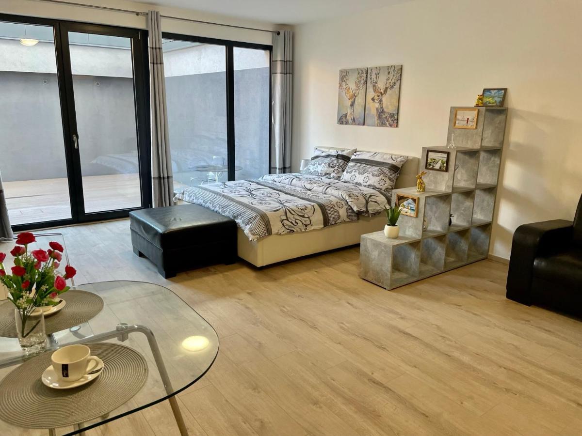 Apartment Tomy Ng. Prag